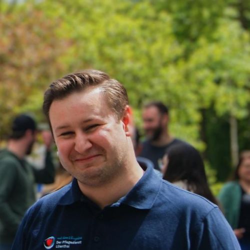 Eine Person von einem Laptop mit einer Online Veranstaltung von Sven Mensen