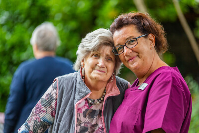 Pflegekraft und eine alte Dame