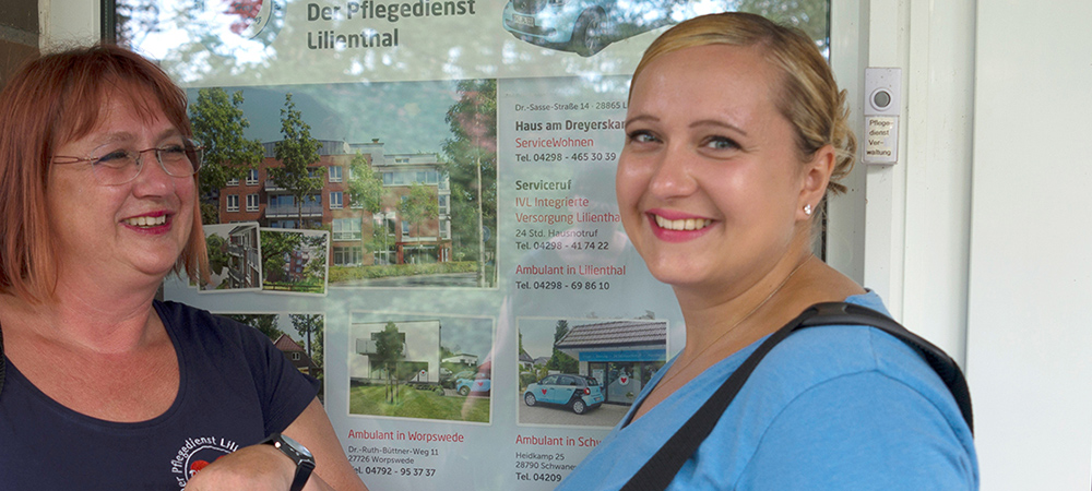 Auszubildende Pflege Auszubildende vor dem Eingang des Pflegedienstes Lilienthal